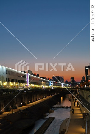 韓国の南大門付近の川沿いの夕暮れの風景 韓国の南大門付近の川沿いの夕暮れの風景 125167412