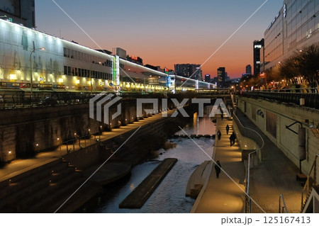 韓国の南大門付近の川沿いの夕暮れの風景 韓国の南大門付近の川沿いの夕暮れの風景 125167413