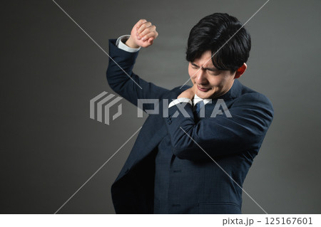 スーツ姿の若い男性　ビジネスイメージ 125167601