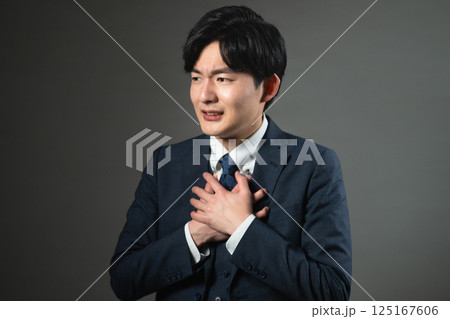 スーツ姿の若い男性　ビジネスイメージ 125167606