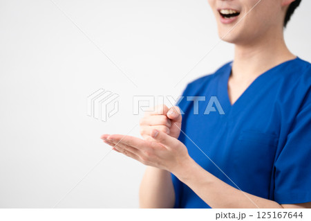 医療用スクラブを着ている若い男性 125167644