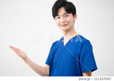 医療用スクラブを着ている若い男性 医療用スクラブを着ている若い男性 125167665