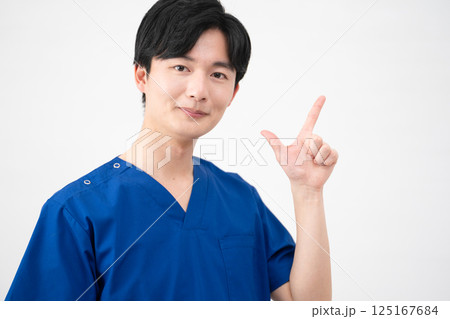医療用スクラブを着ている若い男性 125167684