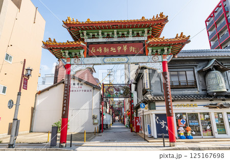 長崎県長崎市　長崎新地中華街の街並みと中華街南門 125167698
