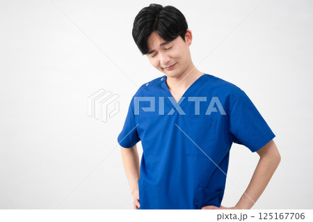医療用スクラブを着ている若い男性 医療用スクラブを着ている若い男性 125167706