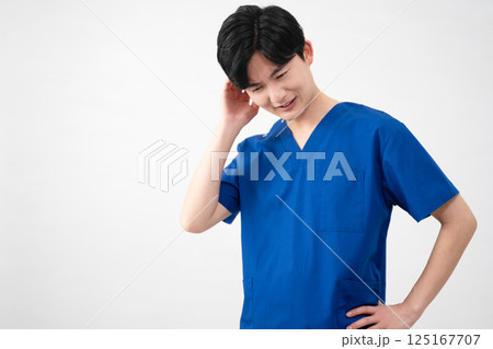 医療用スクラブを着ている若い男性 医療用スクラブを着ている若い男性 125167707