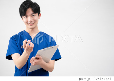 医療用スクラブを着ている若い男性 125167721
