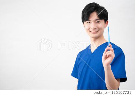 医療用スクラブを着ている若い男性 医療用スクラブを着ている若い男性 125167723