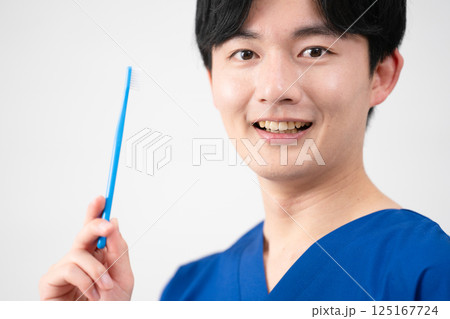 医療用スクラブを着ている若い男性 医療用スクラブを着ている若い男性 125167724