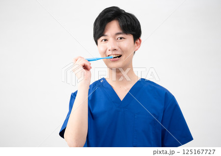 医療用スクラブを着ている若い男性 125167727