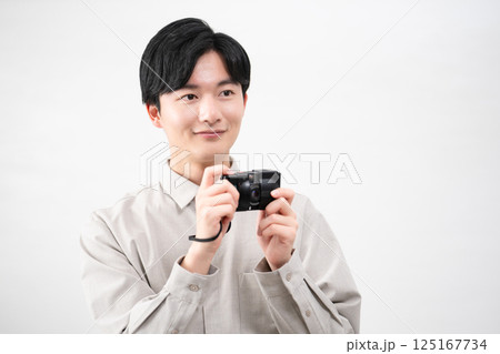 フィルムカメラを持っている若い男性 125167734