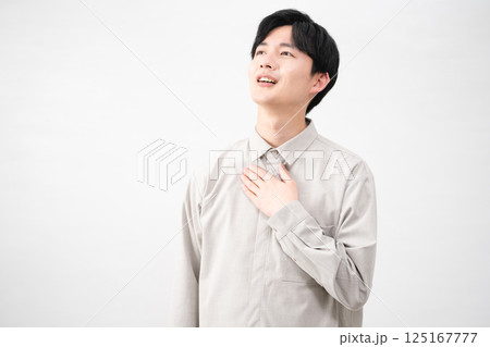 長袖シャツを着ている若い男性　ライフスタイルイメージ 125167777