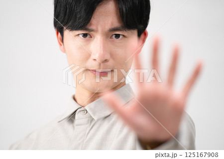 長袖シャツを着ている若い男性 ライフスタイルイメージ 長袖シャツを着ている若い男性 ライフスタイルイメージ 125167908