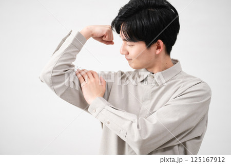 長袖シャツを着ている若い男性　ライフスタイルイメージ 125167912