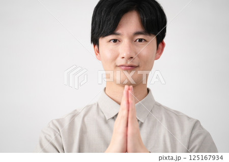 長袖シャツを着ている若い男性 ライフスタイルイメージ 長袖シャツを着ている若い男性 ライフスタイルイメージ 125167934