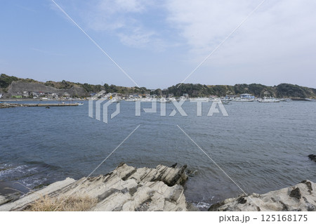 三浦の江奈湾越しに見る間口漁港 125168175