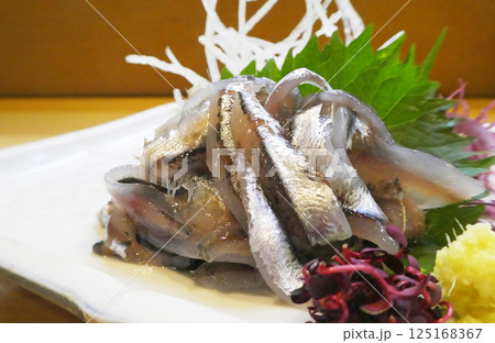 澄んだ味わいで瀬戸内海・広島の名物。小イワシの刺身の写真 澄んだ味わいで瀬戸内海・広島の名物。小イワシの刺身の写真 125168367