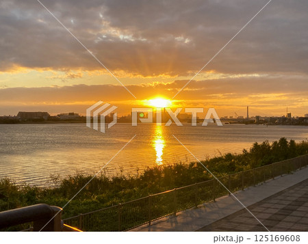 ソラムナード羽田緑地と夕日 125169608