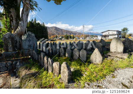 歴史的な古道「塩の道」とその周辺 125169624