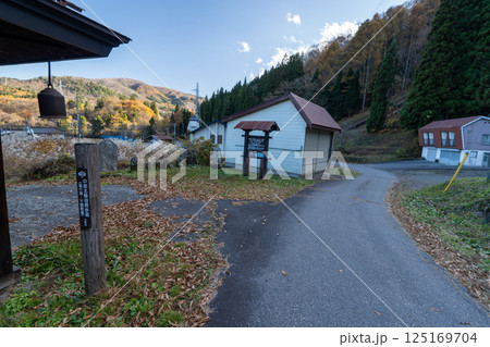 歴史的な古道「塩の道」とその周辺 125169704