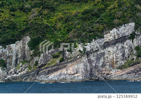 剥き出しの地層　断崖が続く海岸　甑島の風景 125169912