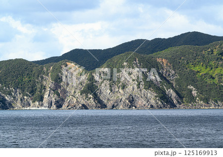 剥き出しの地層　断崖が続く海岸　甑島の風景 125169913