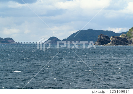 海上から見た甑大橋　甑島の風景 125169914
