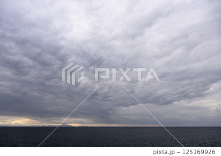 空を覆う雲と水平線 125169926