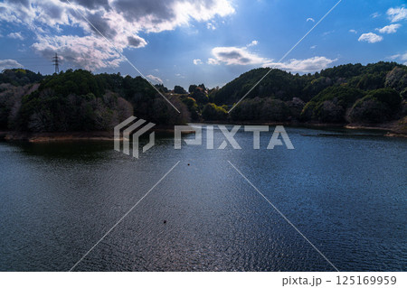 桜の季節の布目ダム　青空を映す美しい湖面① 125169959