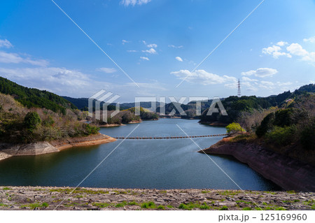 桜の季節の布目ダム　青空を映す美しい湖面② 125169960