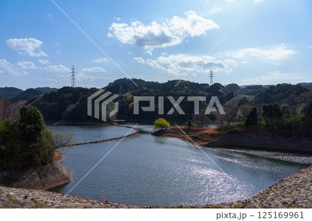 桜の季節の布目ダム 青空を映す美しい湖面③ 桜の季節の布目ダム 青空を映す美しい湖面③ 125169961
