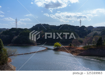 桜の季節の布目ダム　青空を映す美しい湖面➃ 125169963