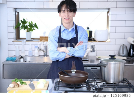 男性のキッチン 料理イメージ 男性のキッチン 料理イメージ 125169986