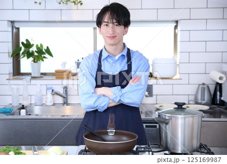 男性のキッチン 料理イメージ 男性のキッチン 料理イメージ 125169987