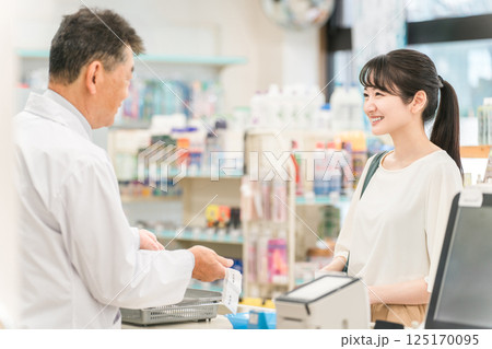 薬局に処方せん受け取り・買い物に来た女性 薬局に処方せん受け取り・買い物に来た女性 125170095