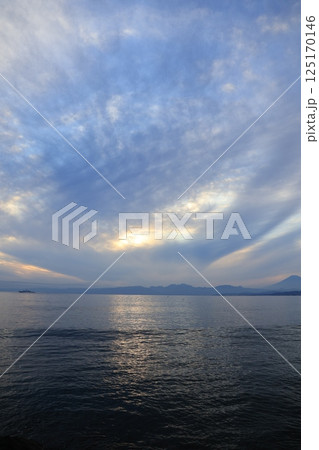 片瀬漁港西プロムナードから日没後に青みかかる富士山のある風景 片瀬漁港西プロムナードから日没後に青みかかる富士山のある風景 125170146