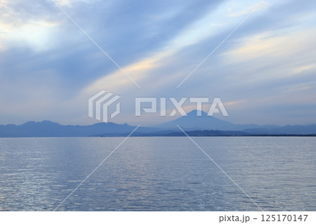 片瀬漁港西プロムナードから日没後に青みかかる富士山のある風景 片瀬漁港西プロムナードから日没後に青みかかる富士山のある風景 125170147