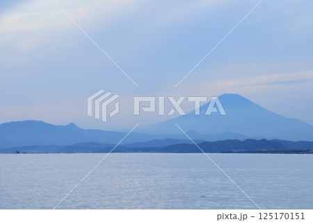 片瀬漁港西プロムナードから日没後に青みかかる富士山のある風景 125170151