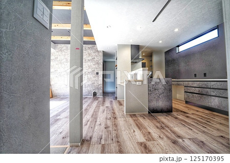 きれいな明るいキッチン きれいな明るいキッチン 125170395