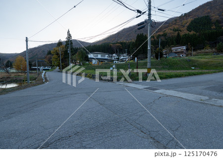 歴史的な古道「塩の道」とその周辺 125170476