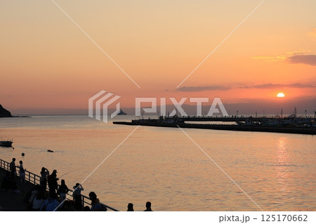 江ノ島近くの片瀬橋から見る夕日が海に沈む風景 江ノ島近くの片瀬橋から見る夕日が海に沈む風景 125170662