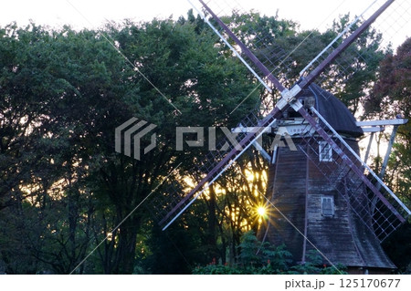 夕日が光るオランダ風車　名城公園 125170677