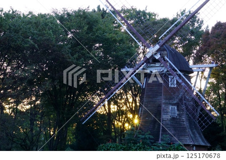 名城公園　夕日が光るオランダ風車 125170678