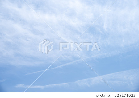 春の空 春空 青空 空だけ 東京都 4月 素材 125171023