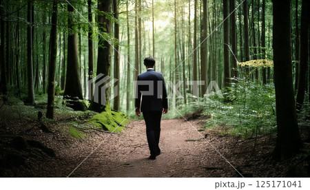森の中を歩くビジネスマン（AI生成画像） 125171041