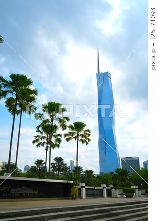 独立宣言の挙手をイメージしたクアラルンプールのムルデカ118 125171093