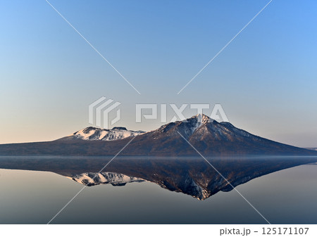 湖面に映る春の樽前山と風不死岳 125171107