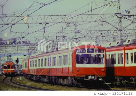 京急、ツートンカラーの800形821F+822F、金沢文庫ー金沢八景、1982年3月22日 125171118