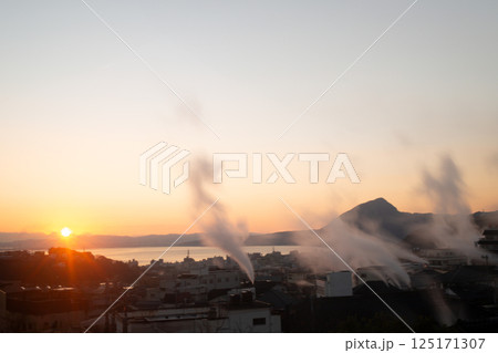 別府の湯けむりと別府湾と朝日 別府の湯けむりと別府湾と朝日 125171307
