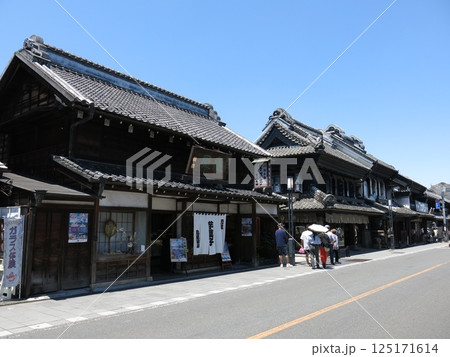 川越市の一番街にある蔵造りの町並み(亀屋栄泉・陶舗やまわ・まちかん・フカゼン付近) 川越市の一番街にある蔵造りの町並み(亀屋栄泉・陶舗やまわ・まちかん・フカゼン付近) 125171614